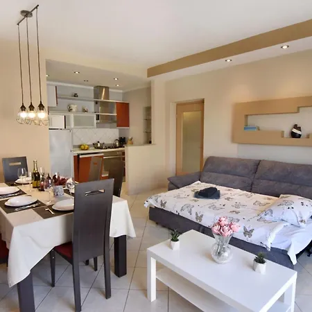 Flat With Terrace And Garden Daire
