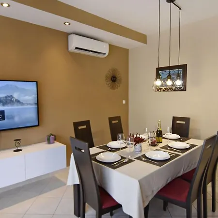 Flat With Terrace And Garden Daire