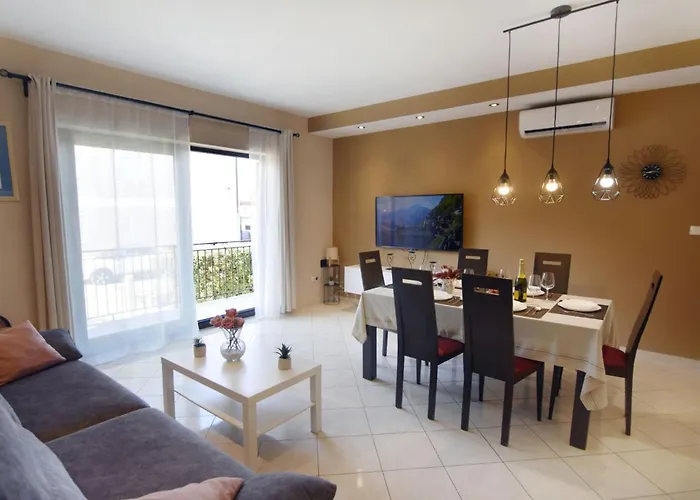Flat With Terrace And Garden Appartement *